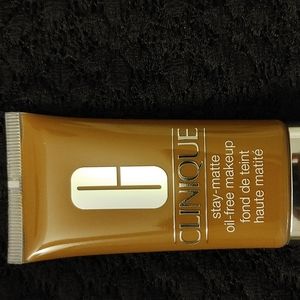 Clinique 122 Clove color Stay Matte oil free makeup. New with seal original box.